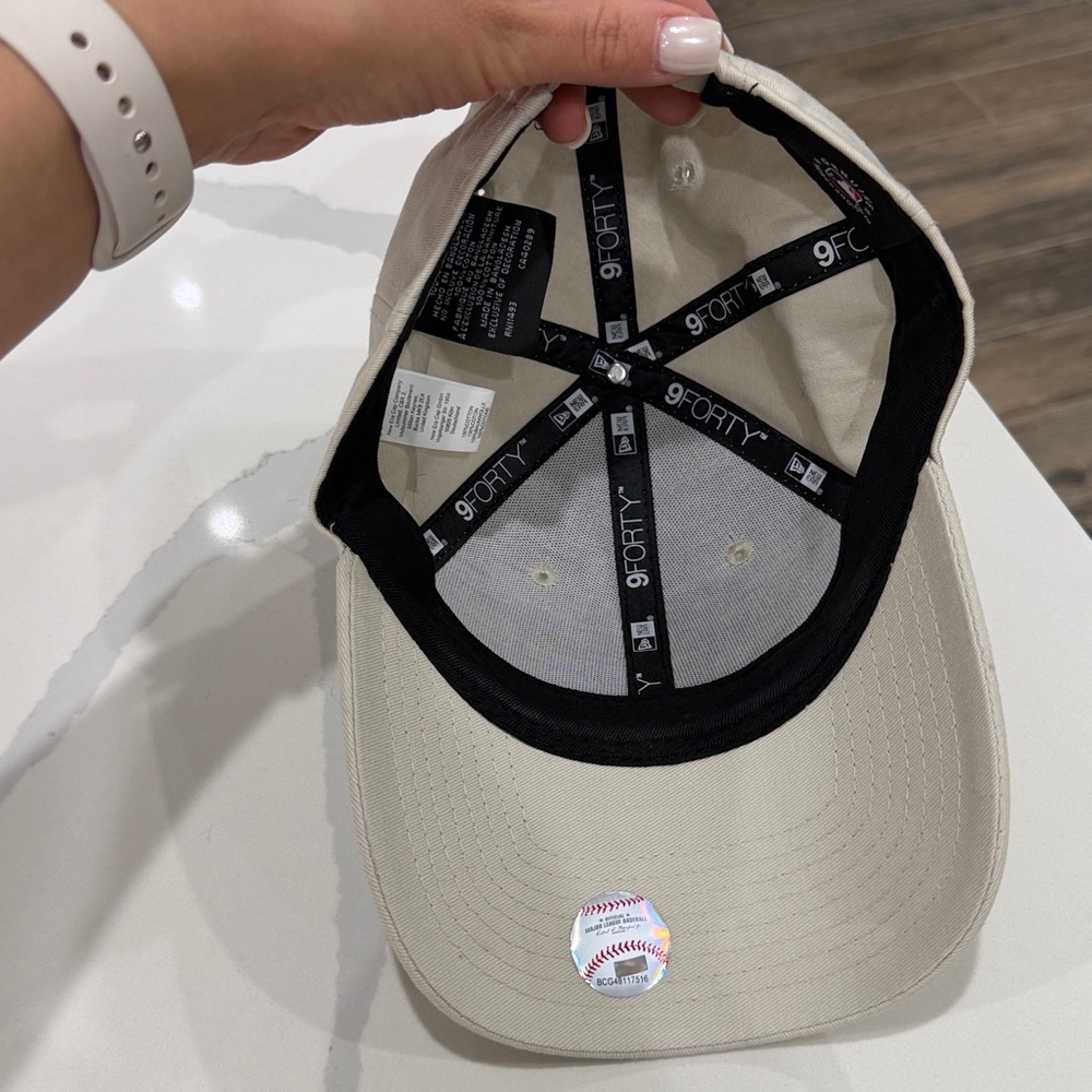 New Era Women Beige NY Yankees Cap with Metallic Embroidered Logo - Picture 7 of 7